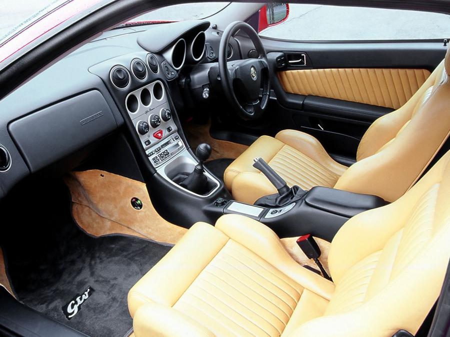 Интерьер Alfa Romeo GTV (916C) 1998 года  (UK) (фото 8 из 10)